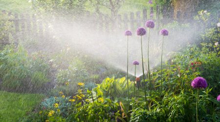 Garten Bewässerungssystem bewässert Blumenbeete