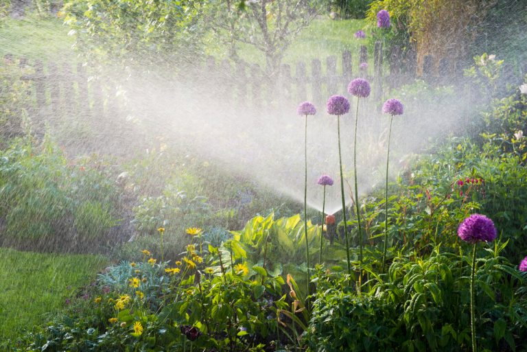 Garten Bewässerungssystem bewässert Blumenbeete