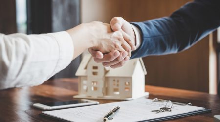 Makler und Hausverkäufer reichen sich die Hand