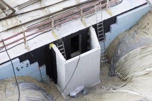 Perimeterdämmung an einer Hausfassade