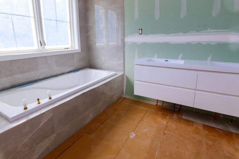 Frisch renoviertes Badezimmer mit Badewanne