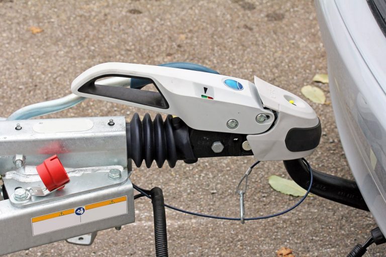 Nachgerüstete Anhängerkupplung mit Anhänger bei einem Auto
