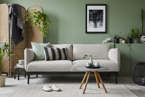 Durch Home Staging stilvoll dekoriertes Wohnzimmer mit Sofa