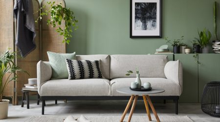 Durch Home Staging stilvoll dekoriertes Wohnzimmer mit Sofa