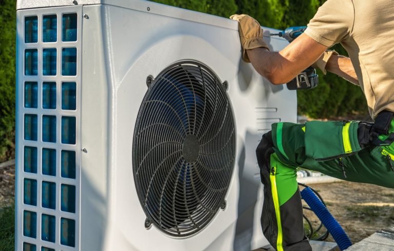 Heizungsbauer installiert eine Wärmepumpe