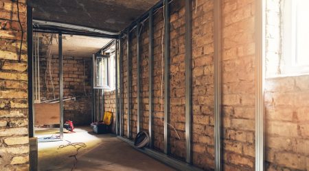 Keller in einem Altbau wird renoviert und für die Dämmung vorbereitet