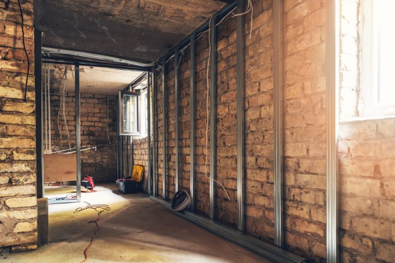 Keller in einem Altbau wird renoviert und für die Dämmung vorbereitet
