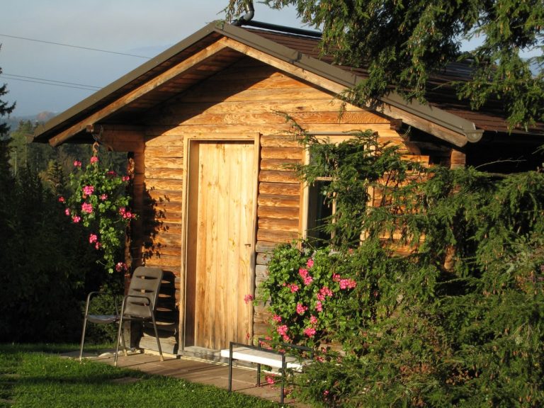 Blockhaus aus Holz in einem Garten