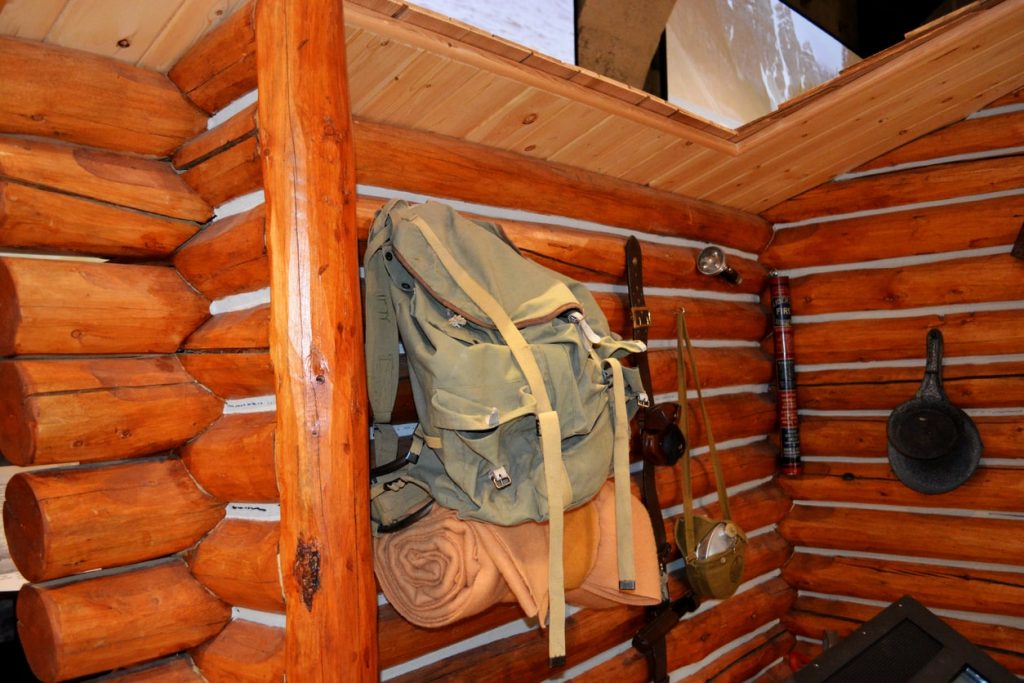 Blockhaus von innen mit freigelegten Naturstämmen