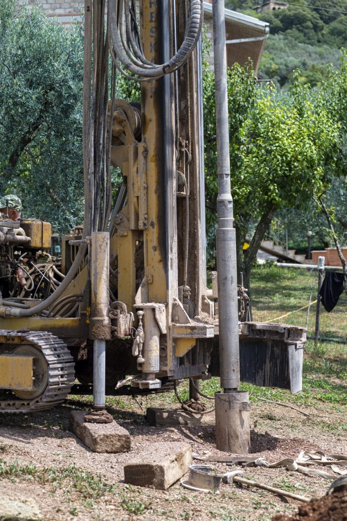 Tiefenbohrung für eine Erdwärmepumpe in einem Garten
