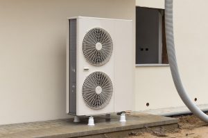 Propan-Wärmepumpe mit Kältemittel an einer Hauswand