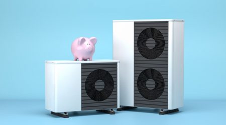 Kleine und große Wärmepumpe mit einem rosa Sparschwein oben drauf