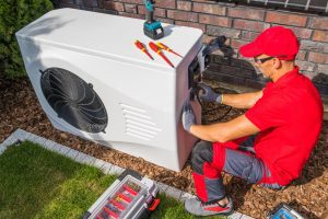 Heizungsinstallateur an einer Absorptionswärmepumpe