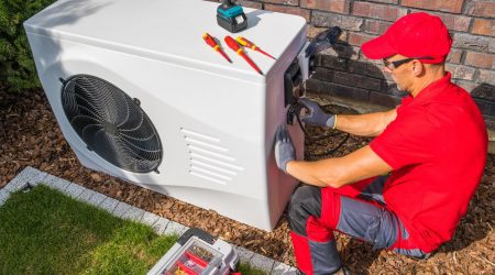 Heizungsinstallateur an einer Absorptionswärmepumpe