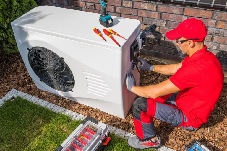 Heizungsinstallateur an einer Absorptionswärmepumpe