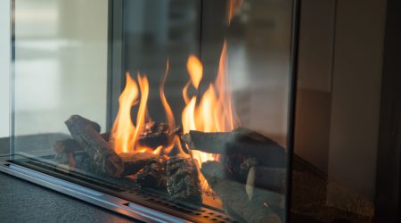Gaskamin mit lodernden Flammen