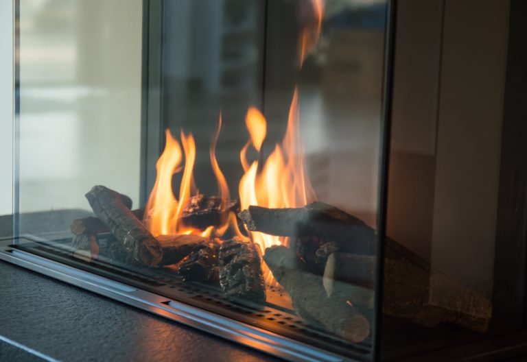 Gaskamin mit lodernden Flammen