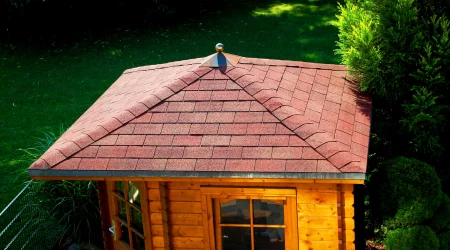 Dach von einem Gartenhaus mit Bitumen Dachschindeln in einem Garten