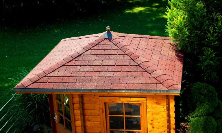 Dach von einem Gartenhaus mit Bitumen Dachschindeln in einem Garten