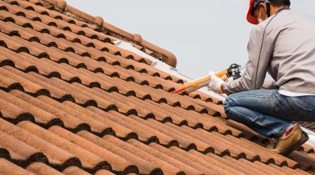 Querschnitt und Schema der Keramikziegel Dach. Dachabdeckung in