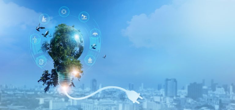 Grafik zur Energieeinsparverordnung mit Glühbirne als Weltkugel mit Wald und verschiedene Energiequellen als Icons