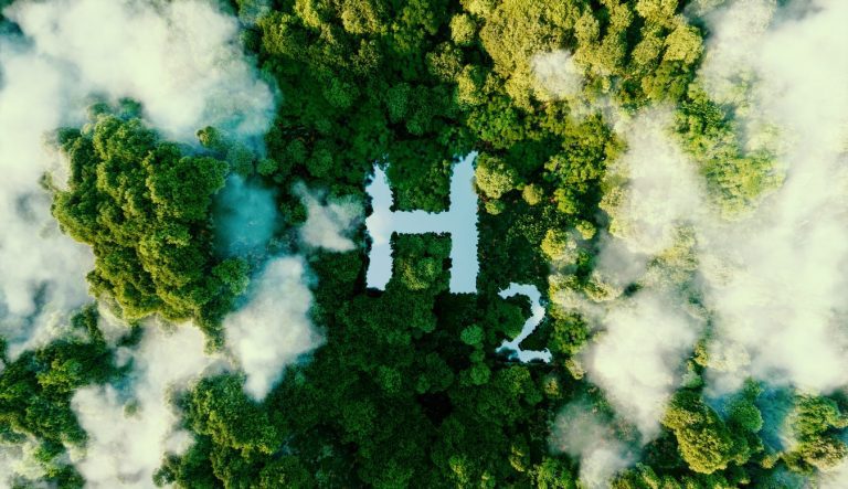 Wasserstoff metaphorisch als ökologische Energiequelle in Form eines H2 Teiches inmitten eines unberührten Dschungels