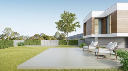 Holzterrasse auf dem Rasen im Garten