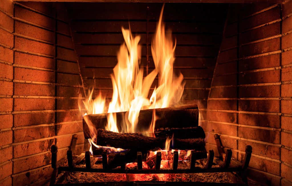 Brennraumauskleidung von einem offenen, brennenden Kamin