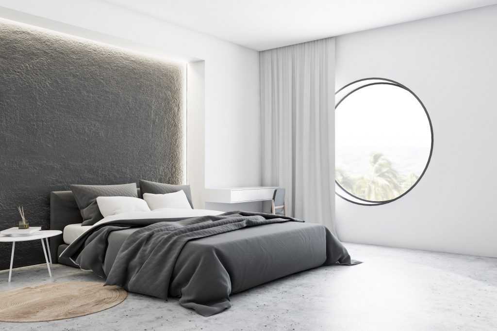 Rundes großes Fenster in einem modernen Schlafzimmer