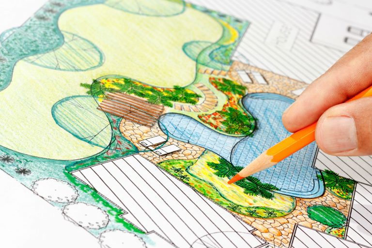Teichbauer skizziert mit Stift die Planung eines Gartenteichs
