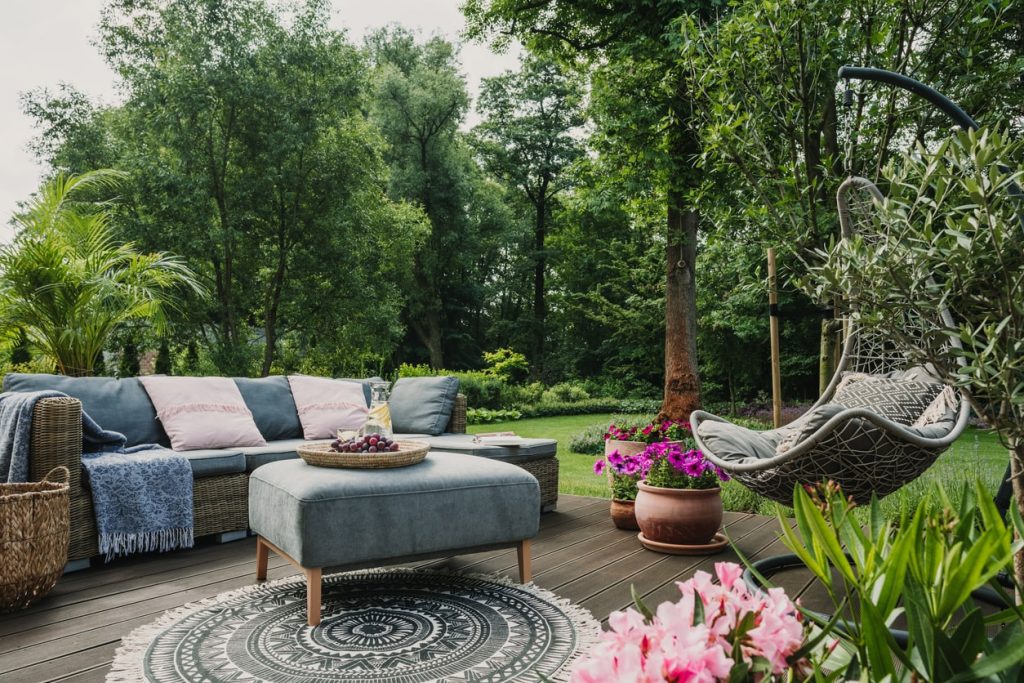 Terrassenmöbel auf einer Holzterrasse im Garten