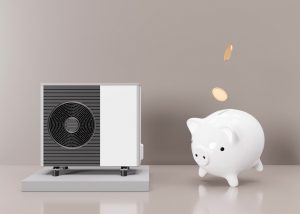 Sparschwein mit einer Wärmepumpe zur Symbolisierung einer Wärmepumpenförderung