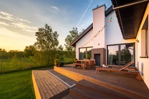 Eine moderne erhöhte Terrasse aus Holz in einem Garten