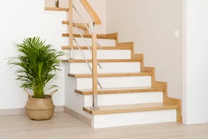 Moderne Treppe in einem Einfamilienhaus mit einem Handlauf aus Holz