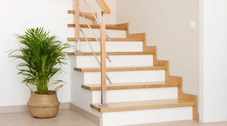 Moderne Treppe in einem Einfamilienhaus mit einem Handlauf aus Holz