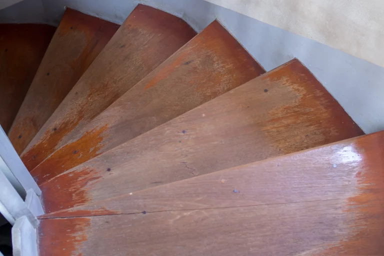 Ein alte abgenutzte Holztreppe in einem Treppenhaus
