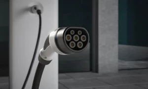 Ladekabel eines Elektroautos in der Nahaufnahme verbunden mit einer Wallbox