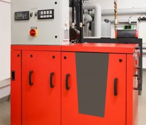 Ein rotes Nano Blockheizkraftwerk in einem Keller