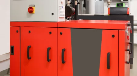 Ein rotes Nano Blockheizkraftwerk in einem Keller