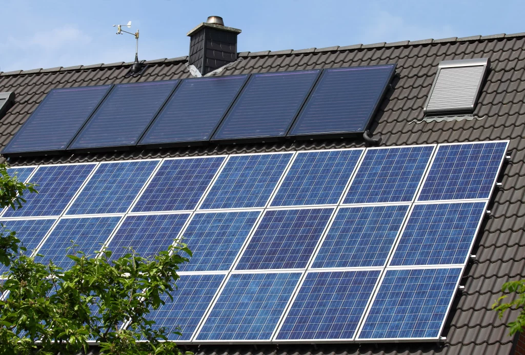 Mehrere Solarthermie Module auf einem Dach
