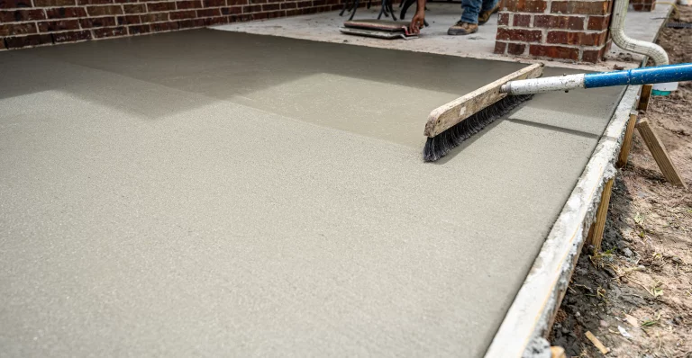 Beton wird bei der Terrassensanierung auf Terrasse als Bodenbelag angebracht
