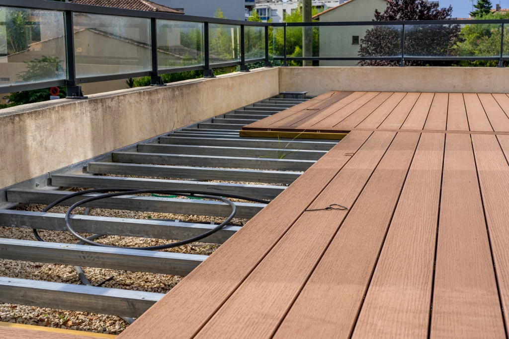 Sanierung einer Holzterrasse mit neuen Holzdielen die verlegt werden
