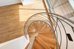 Wendeltreppe aus Holz mit Treppengeländer und Handlauf aus Edelstahl