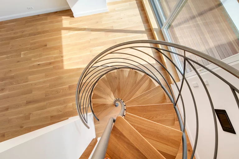Wendeltreppe aus Holz mit Treppengeländer und Handlauf aus Edelstahl
