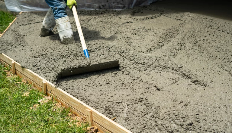 Ein eingeschaltes Betonfundament für ein Gartenhaus