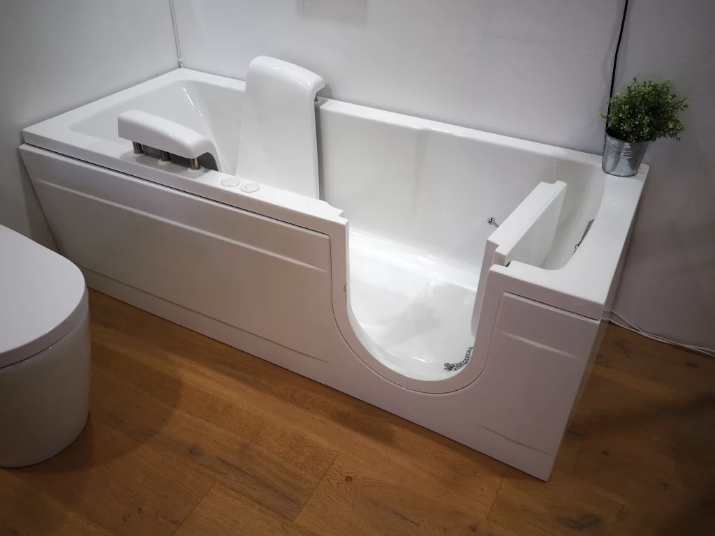 Seniorengerechte Badewanne mit Sitz und Griffen