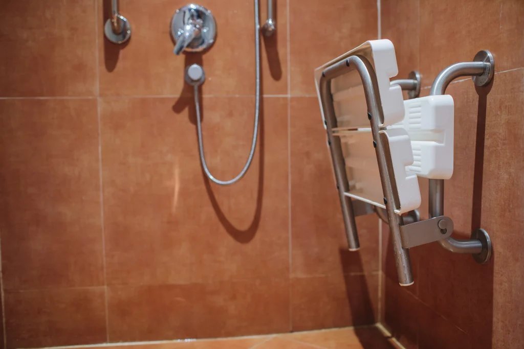 Seniorengerechte Dusche mit montierten Sitz