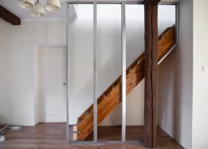Trockenbau Metallrahmenkonstruktion an einer alten Holztreppe zur Verkleidung der Treppe mit Rigips