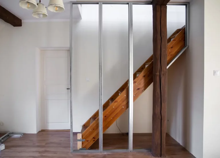 Trockenbau Metallrahmenkonstruktion an einer alten Holztreppe zur Verkleidung der Treppe mit Rigips