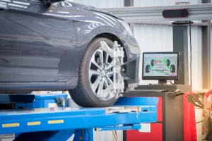 Achsen werden in Werkstatt vermessen
